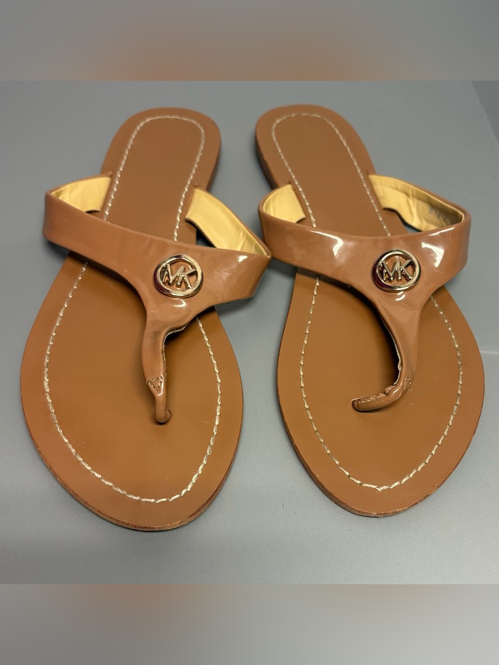 Michael Kors Tan Patent Leather Thong Sandals with MK Logo Sz 9M